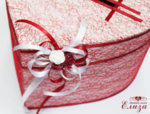 Сватбена кутия за пари във формата на сърце украсено с ефектна червена мрежа и декорирана с розички в бордо и бяло и сатенени панделки.